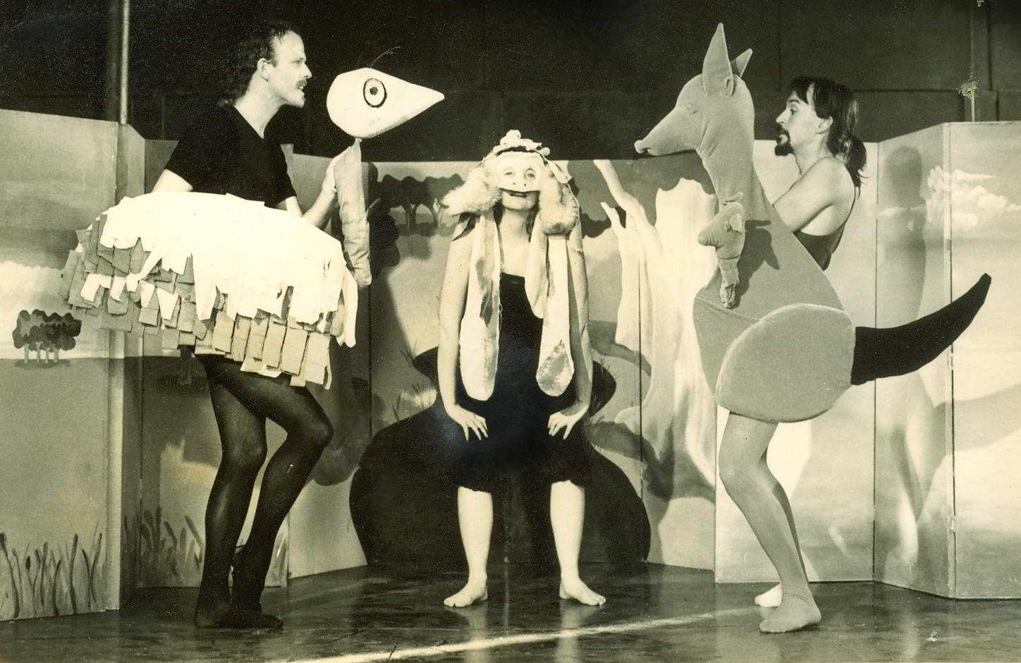 The Bunyip of Berkeley's Creek, Handspan Theatre - puppet kangaroo and emu flanking actor in mask and costume as bunyip