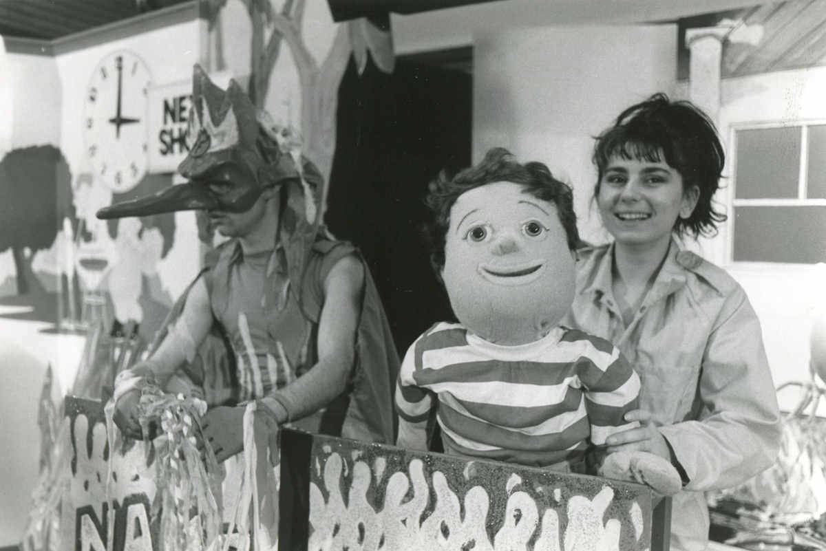Handspan Theatre Captain Koala man in mask and costume with woman holding boy puppet 
