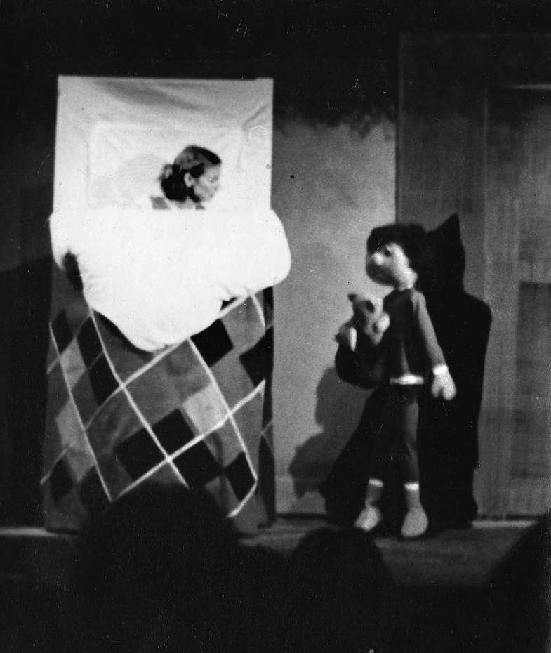 Jandy Malone and the Nine O'Clock Tiger, Handspan Theatre Jandy in bed with little brother Peter, a puppet on the floor looking up at her