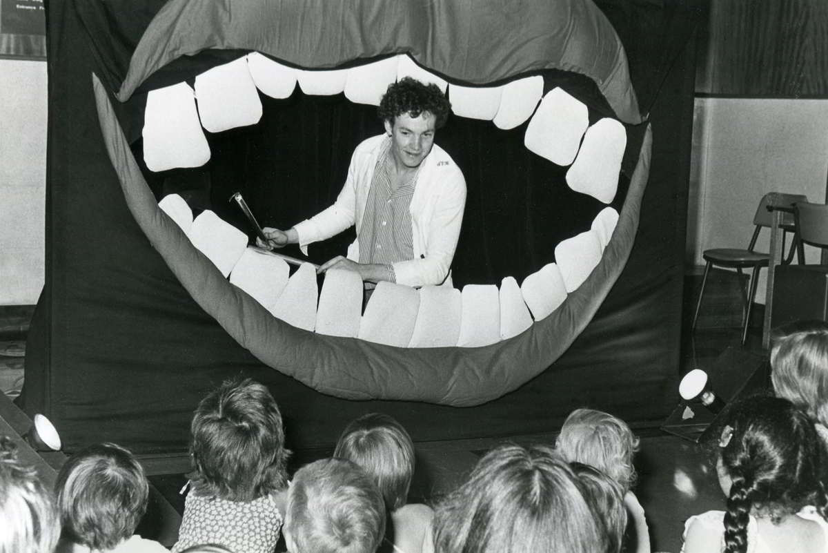 Handspan Theatre The Mouth Show children watch the dentist examine the teeth